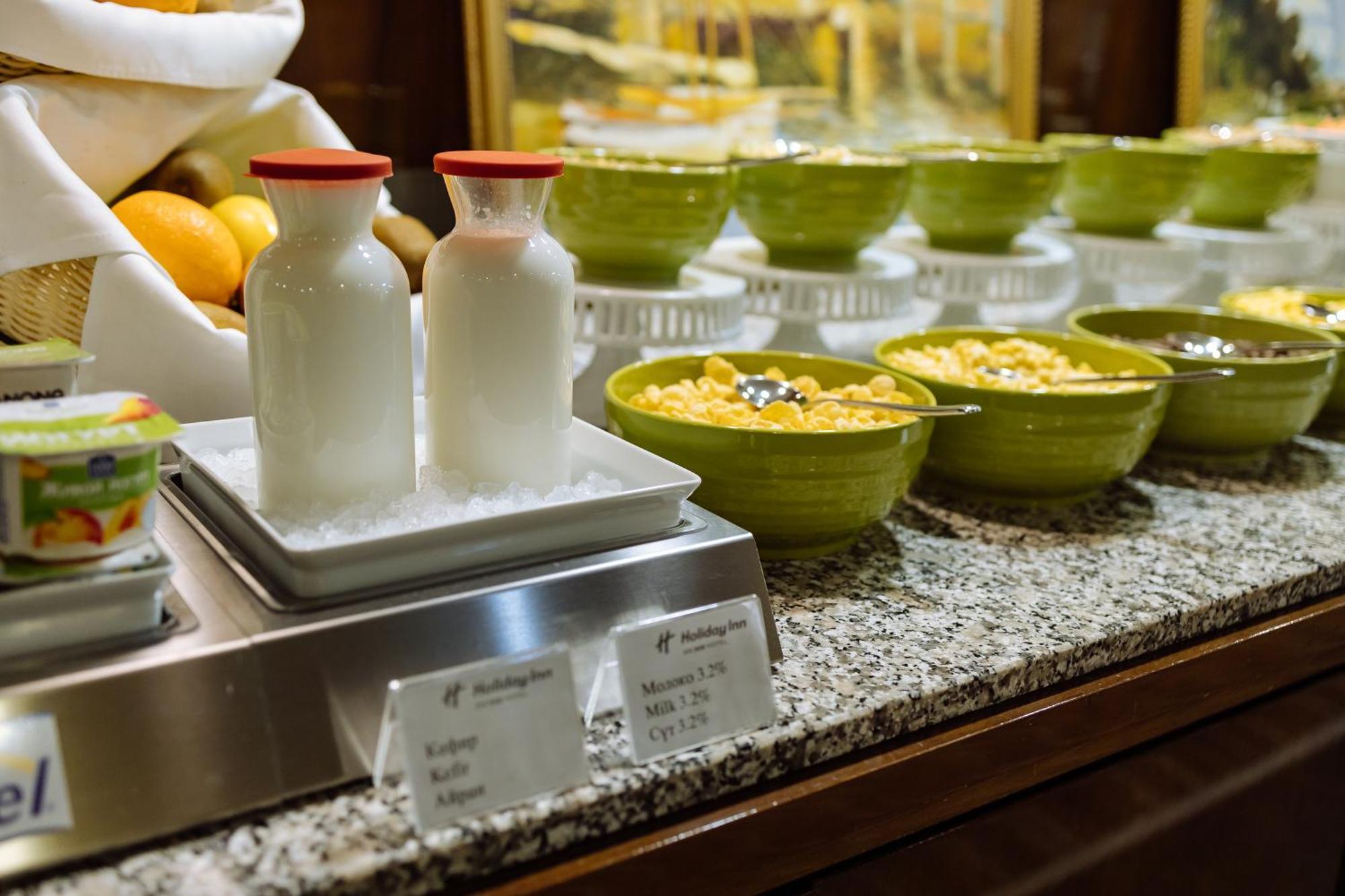 Holiday Inn Aktau By Ihg Ngoại thất bức ảnh