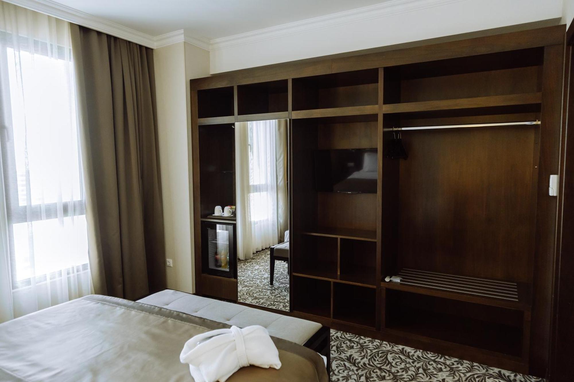 Holiday Inn Aktau By Ihg Ngoại thất bức ảnh